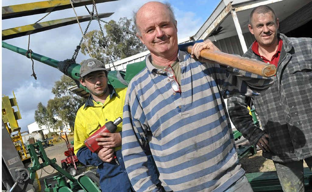 Luke Short, Warwick Sandblast and Powder Paint owner Stephen Batterham and Craig Walker with the restored cannon last year.